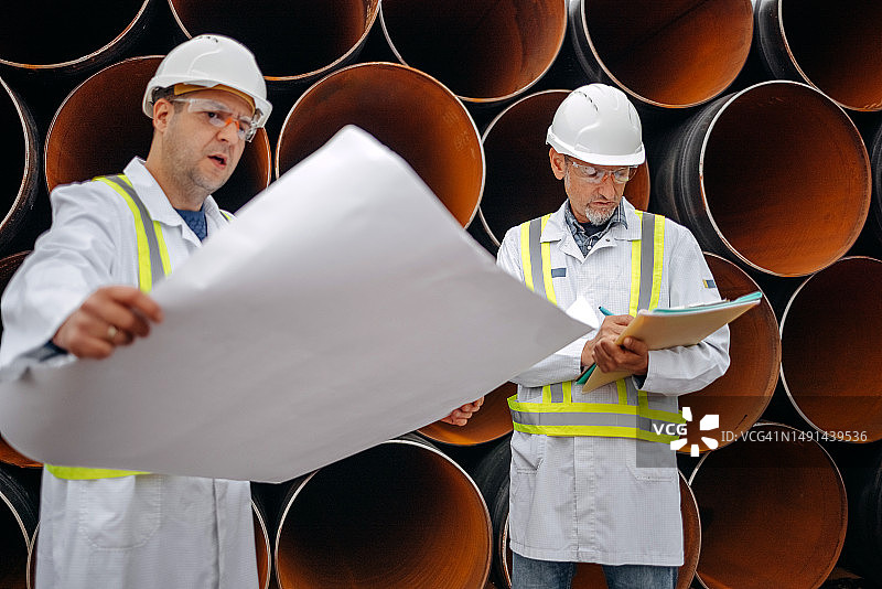 工程师检查建筑工地图片素材