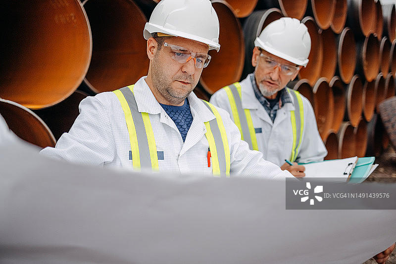 工程师检查建筑工地图片素材