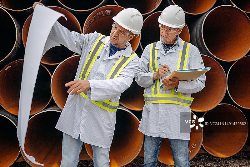 工程师检查建筑工地图片素材