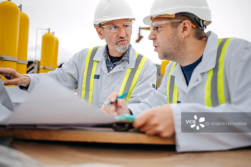 工程师检查建筑工地图片素材