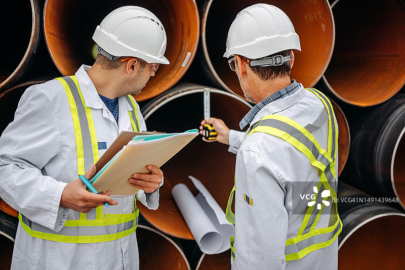 工程师检查建筑工地图片素材