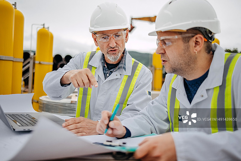 工程师检查建筑工地图片素材