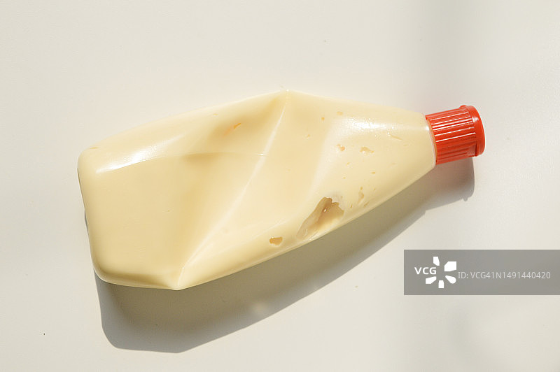 挤压瓶中的蛋黄酱图片素材