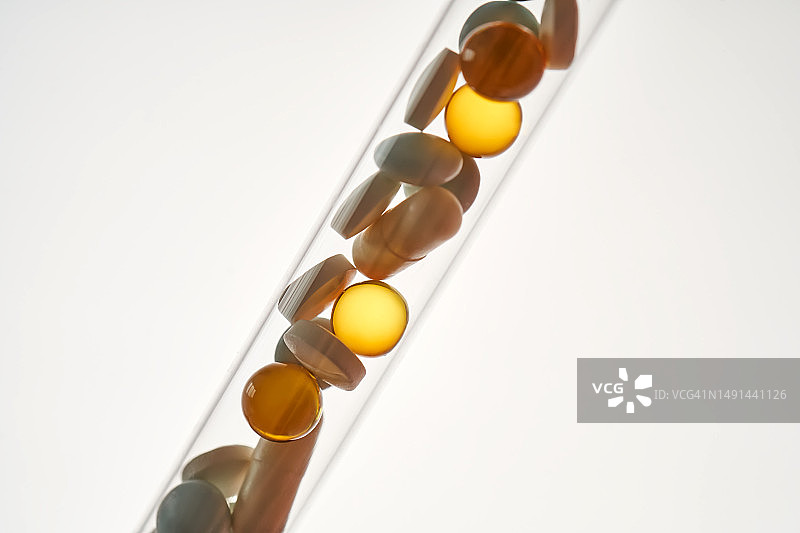 试管中的药片、维生素和膳食补充剂图片素材