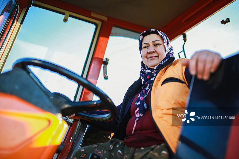 年长的农妇驾驶拖拉机图片素材