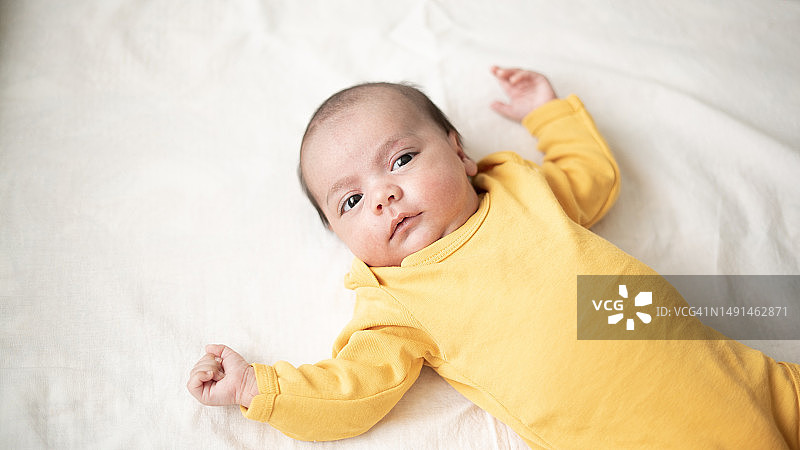 可爱的宝宝躺在床上图片素材