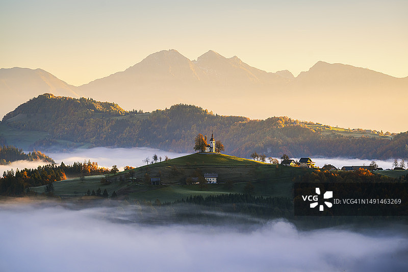 斯洛文尼亚日出时的秋景图片素材