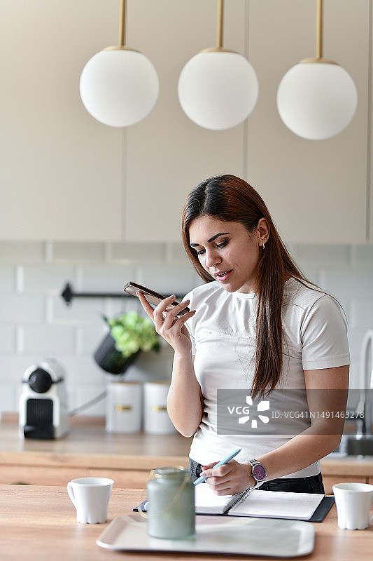 女人向AI咨询烹饪建议图片素材