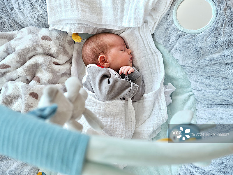 可爱的新生婴儿正在睡觉图片素材