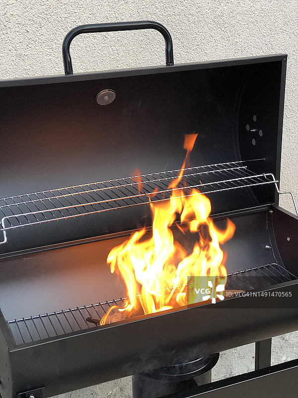 烧烤架火——社交活动图片素材