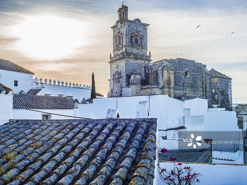 阿尔科斯·德拉弗龙特拉教堂和老城区图片素材