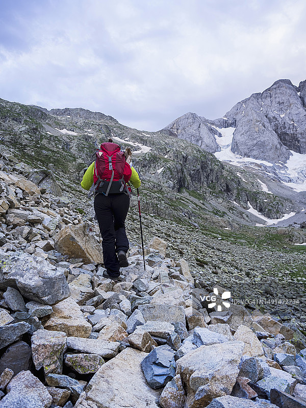在法国考特雷的高比利牛斯山脉徒步的女人图片素材