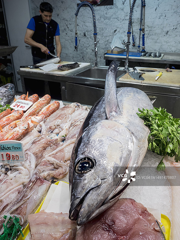 鱼市上出售的海鲜，男人在后台工作图片素材