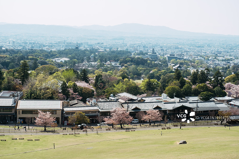 若草山顶俯瞰奈良市城市景观，日本奈良图片素材