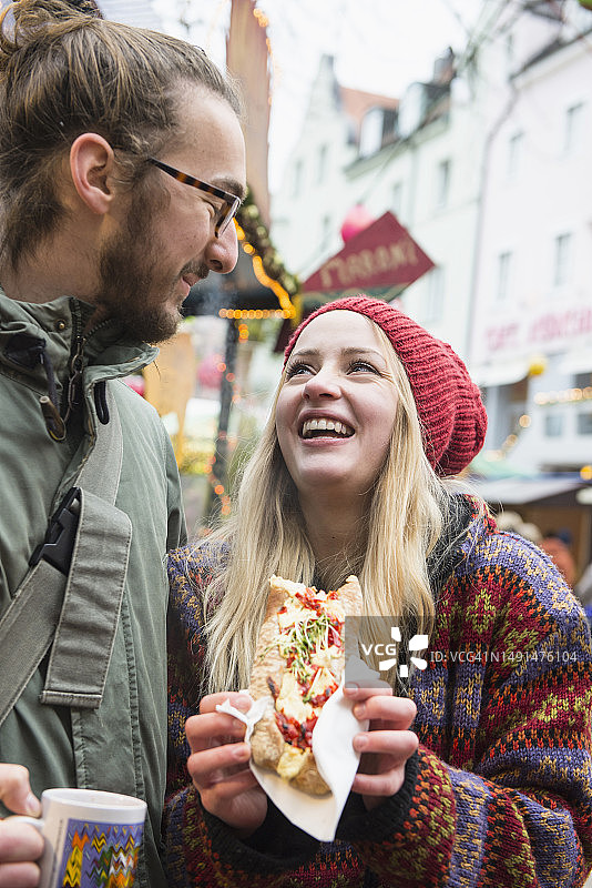 情侣在圣诞市场图片素材