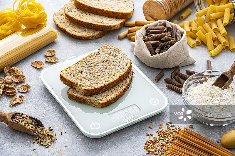 用厨房秤称量面包片图片素材