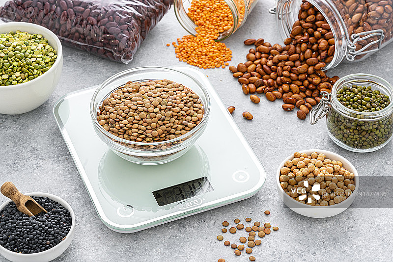 用厨房秤称量干燥的豆类图片素材