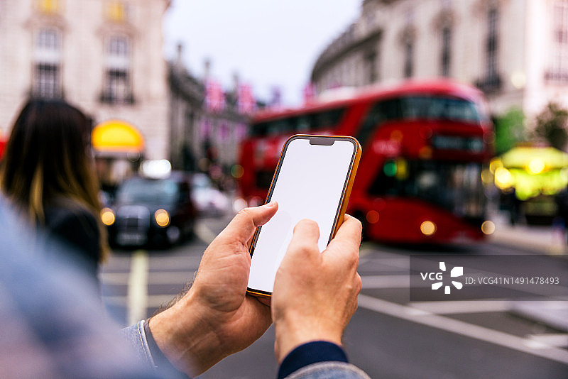 在英国伦敦街头使用智能手机的男人手部特写图片素材