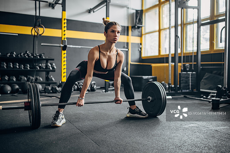 年轻女人举重图片素材