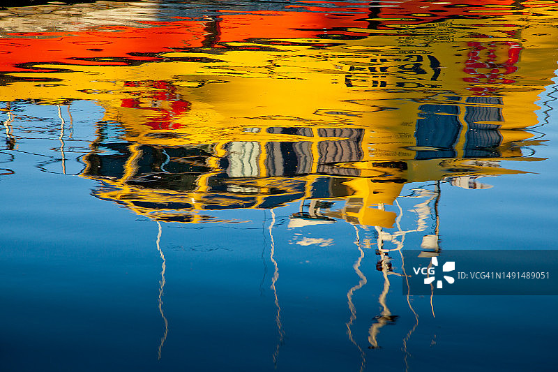 平静海水中船的倒影图片素材