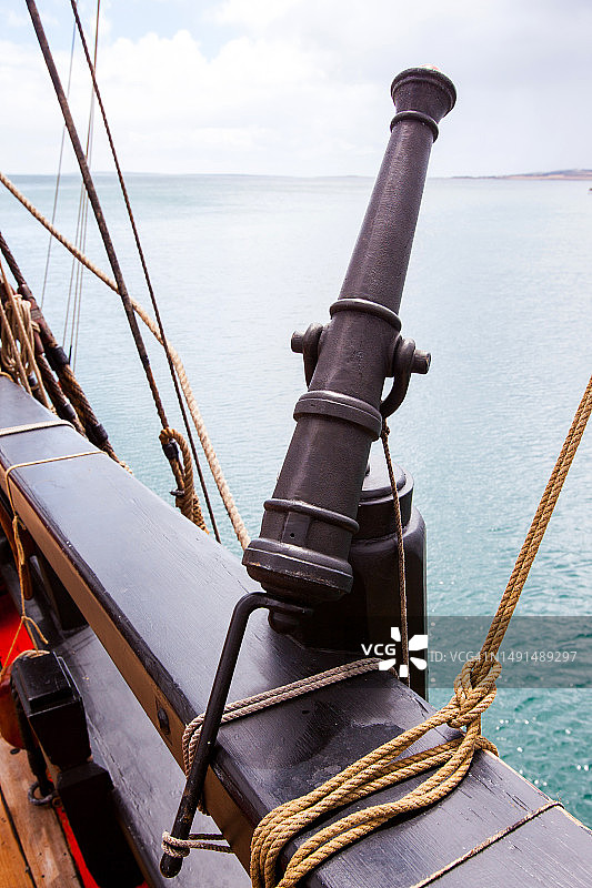高大船只堡垒上的大炮，背景为海洋，顶部有复制空间图片素材