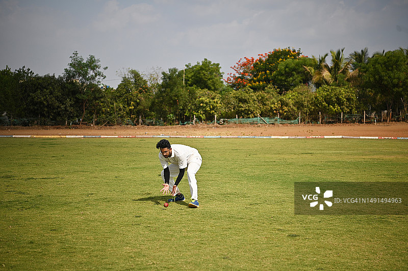 板球比赛中接球的球员图片素材