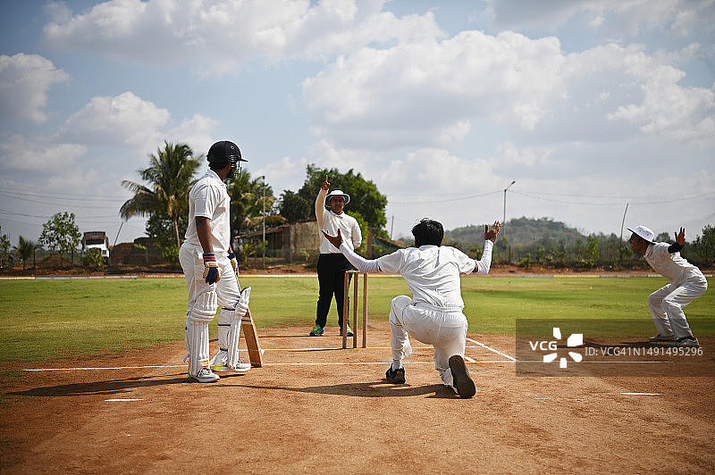 板球比赛：旋转投球手投球并上诉，裁判判出局，球队庆祝图片素材
