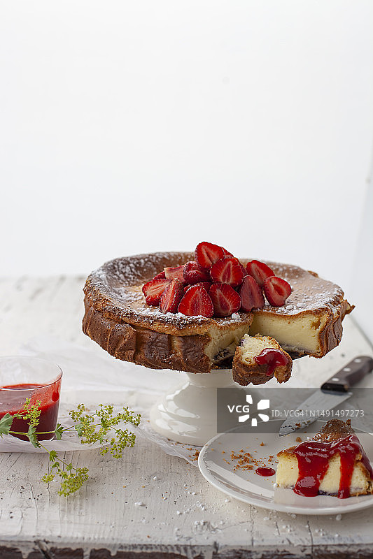 新鲜草莓草莓酱芝士蛋糕图片素材