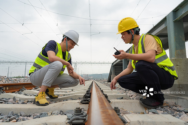 两名铁路工人正在检查轨道图片素材