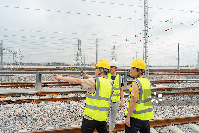 三名工程师正在检查铁轨图片素材