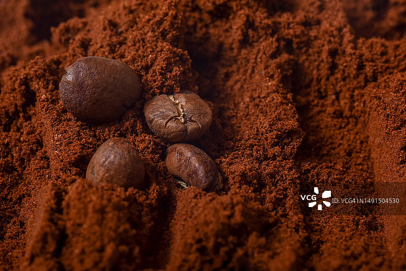 新鲜烘焙的咖啡粉与咖啡豆图片素材