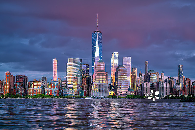 世界贸易中心和曼哈顿下城的日落倒影图片素材