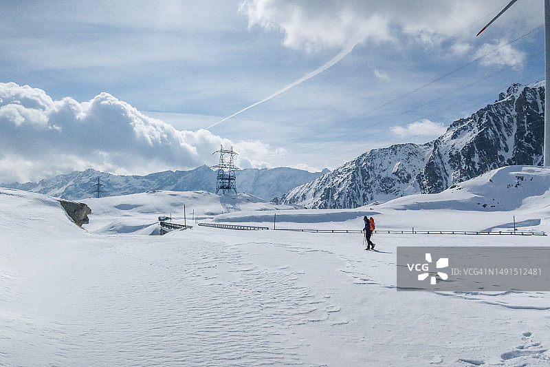 冬季登山的青年男子图片素材