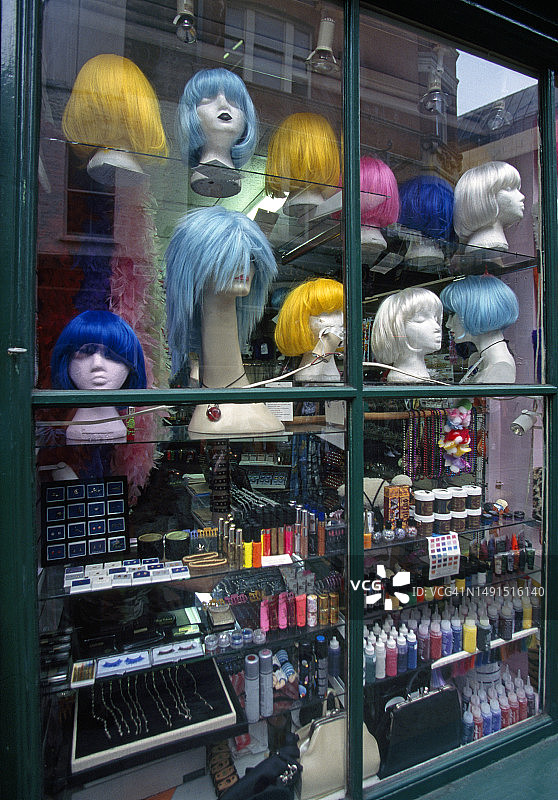 伦敦Soho区的商店橱窗图片素材