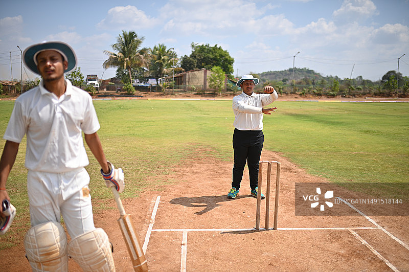 板球比赛中裁判示意四分图片素材