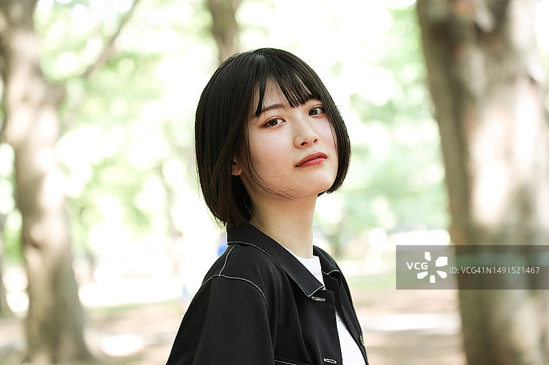 在自然环境中的年轻亚洲女子图片素材