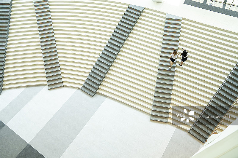 通往楼上的现代楼梯图片素材