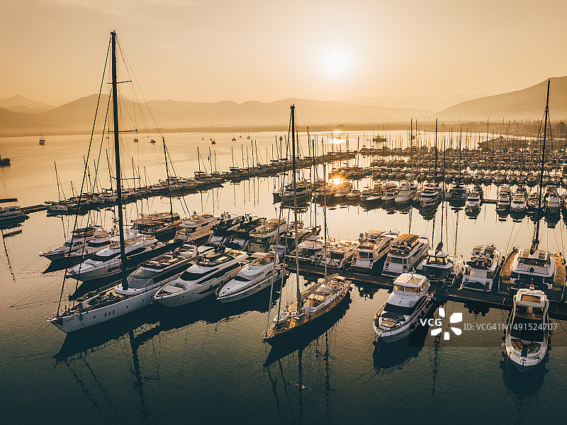 日落时分海面上的帆船图片素材