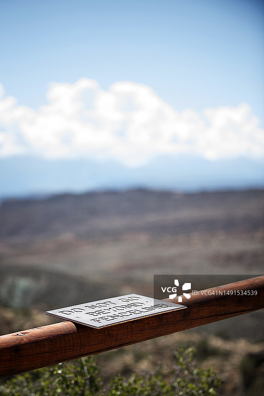 美国犹他州拱门国家公园内，请勿越过栅栏图片素材