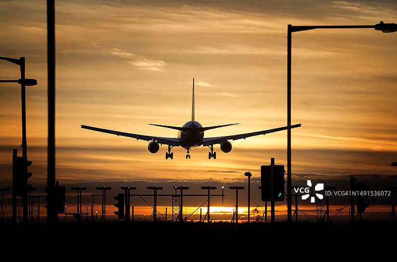 飞机着陆图片素材