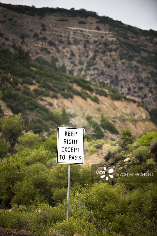 美国犹他州拱门国家公园“靠右行驶，超车除外”标志图片素材