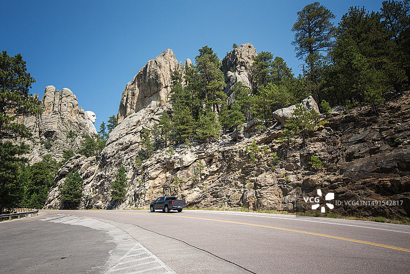从道路看到的拉什莫尔山郊区，美国南达科他州图片素材