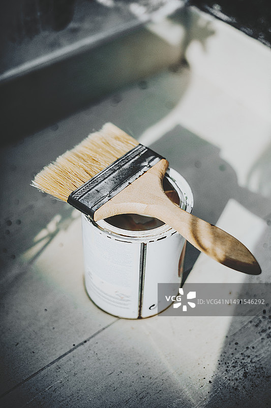 白色油漆罐上的画笔图片素材