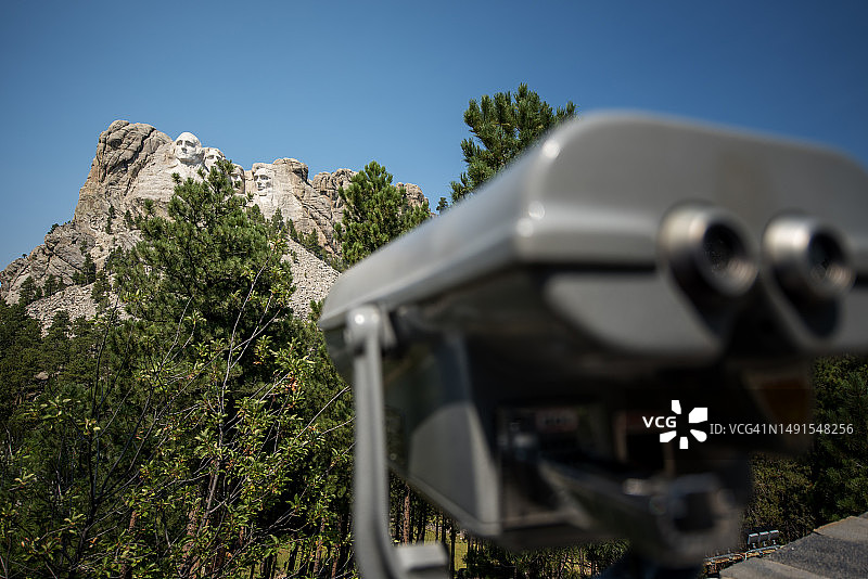 用双筒望远镜观看美国南达科他州拉什莫尔山图片素材