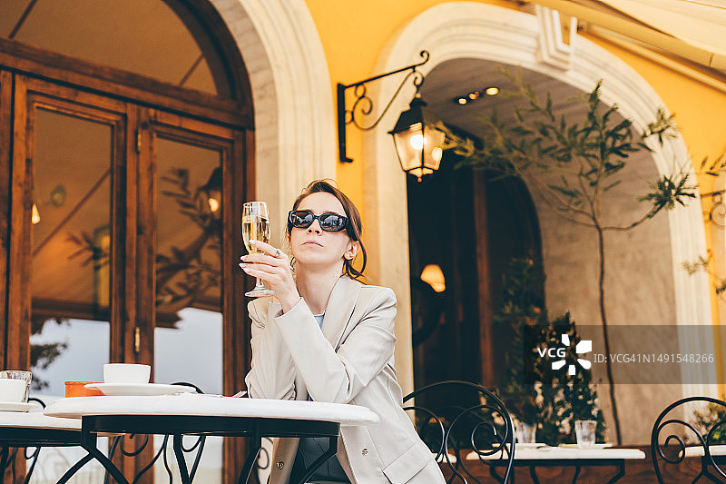 女人在餐厅喝红酒图片素材