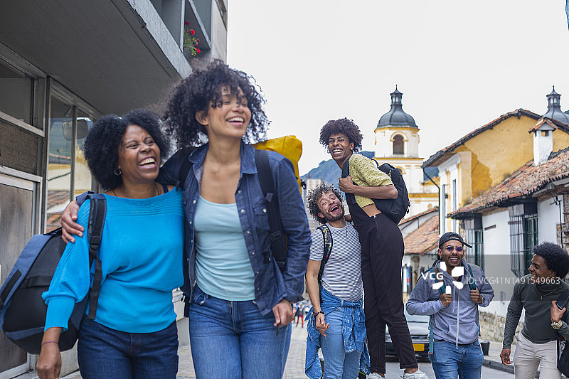 拉丁裔家庭漫步在美丽的波哥大街道上图片素材
