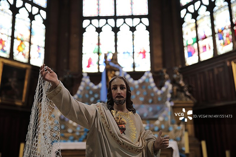 教堂内部手持渔网的耶稣雕像图片素材