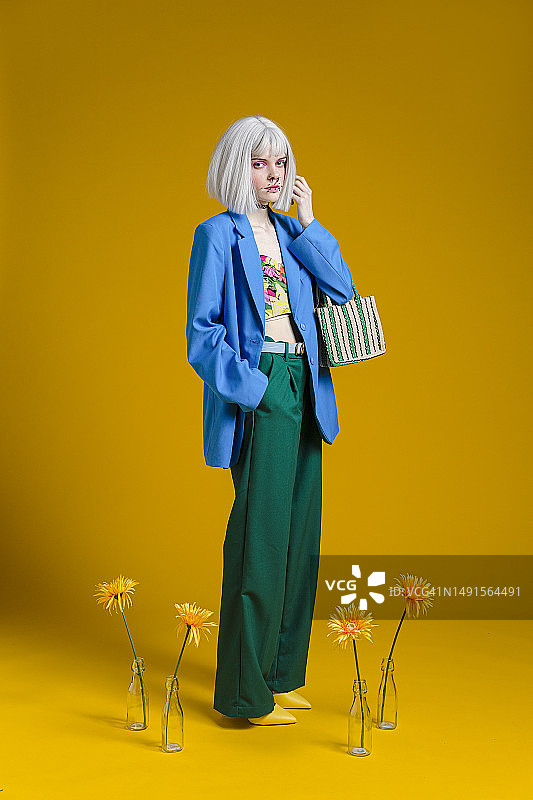 时尚的女人在朴素的背景前图片素材