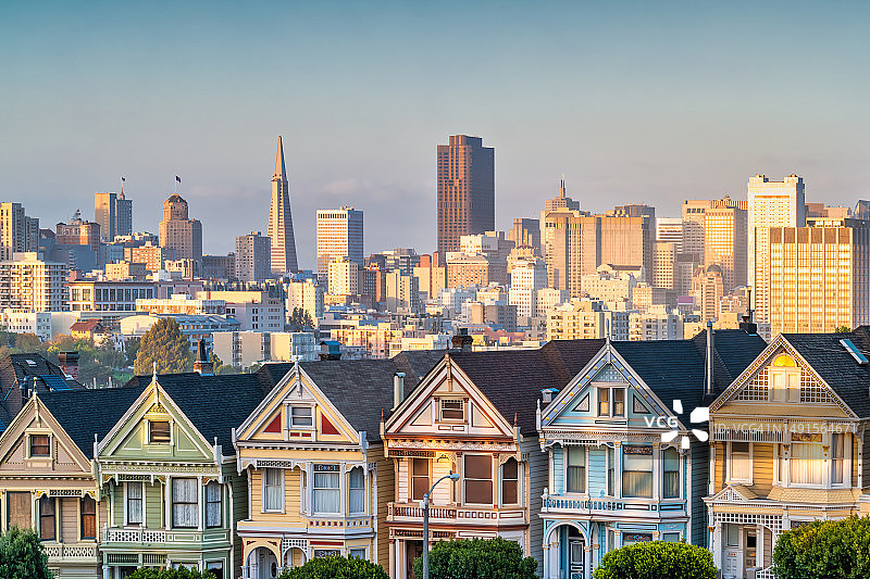 旧金山天际线与彩色房屋图片素材