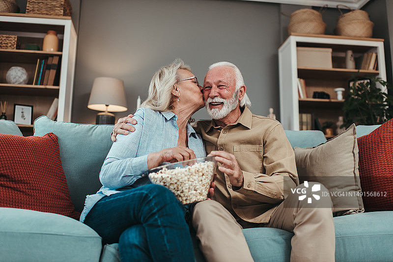 老年夫妇在家看电影图片素材